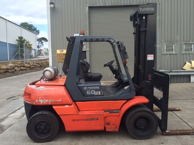 5FG60 6 toyota forklift side view