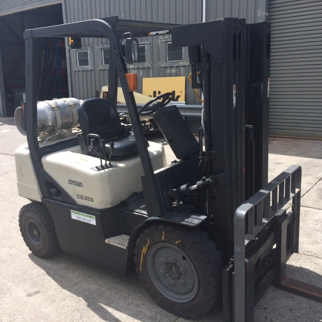 Crown CG25E 3 forklift front and side view