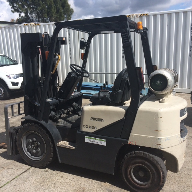 Crown CG25E forklift rear and side view