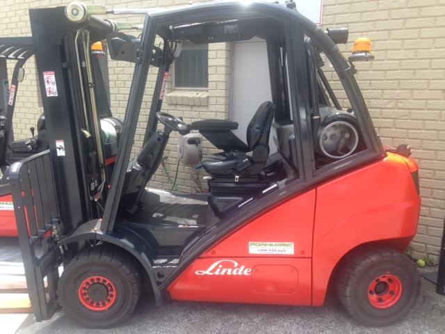 H25T H2X392P02802 Linde foklift side view